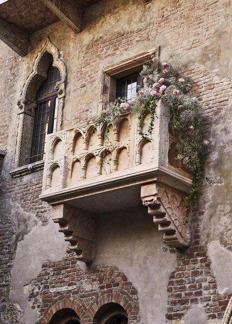 Casa di Giulietta Romeo And Juliet Balcony, Romeo Ve Juliet, Letters To Juliet, Romeo Und Julia, Juliet Balcony, Romeo Y Julieta, Ivy House, Verona Italy, Italy Aesthetic