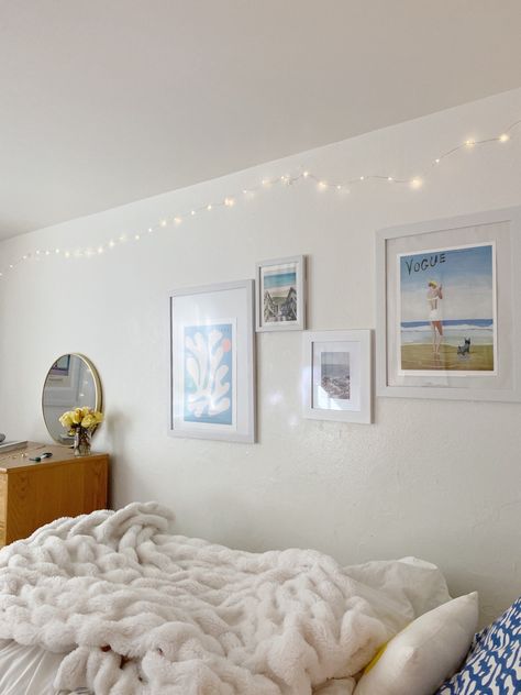 College Dorm Bedroom Ideas, Coastal Dorm Aesthetic, Dorm Room Ideas Coastal Grandma, Beachy Simple Room, White Comfy Bedroom Aesthetic, Minimalistic College Dorm, College Apartment Minimalist, Coastal College Dorm, Coastal Dorm Room Aesthetic