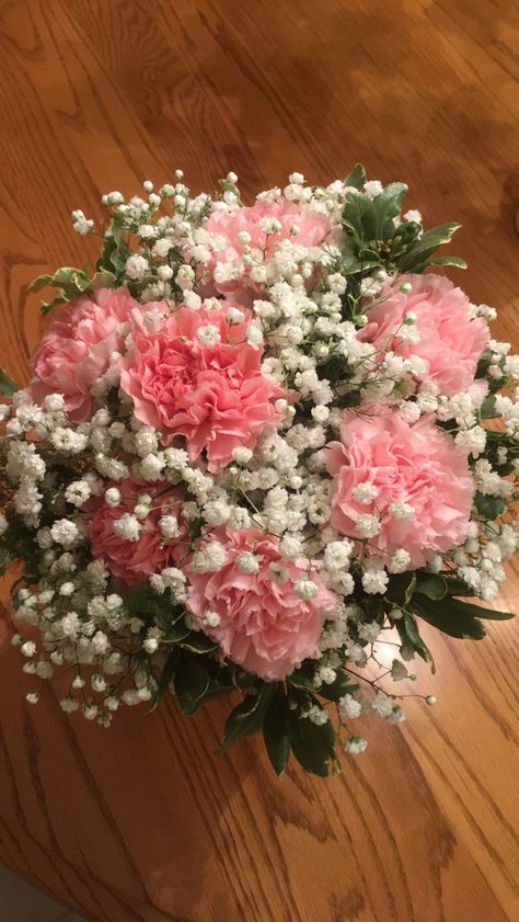 Carnations and baby's breath Bouquets Of Flowers Prom, Baby Breathe Flowers, Peony Carnation Bouquet, Carnation Flower Decoration, Flowers Carnations Bouquet, Bouquet Of Flowers Carnation, Carnations For Wedding, Wedding Flowers With Carnations, Natural Flowers Bouquet