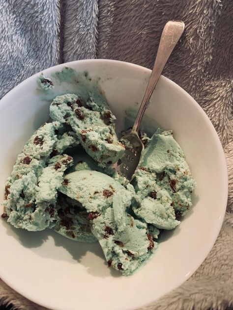 Mint Chocolate Chip Ice Cream Aesthetic, Mintchoco Ice Cream, Mint Chocolate Aesthetic, Mint Choc Chip Ice Cream, Mint Choco, Mint Chocolate Chip Ice Cream, Mint Ice Cream, Cream Aesthetic, I Love Chocolate