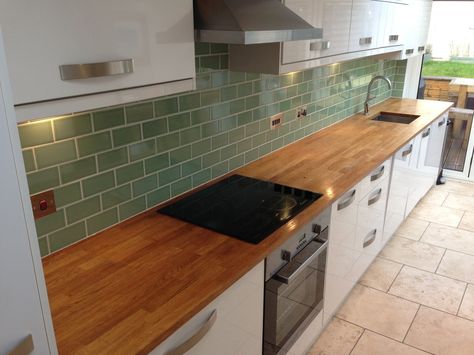 White Kitchen Splashback Ideas, Slate Floor Kitchen, Kitchen Wall Tiles Design, Small Apartment House, Green Kitchen Walls, White Kitchen Splashback, White Wood Kitchens, Kitchen Splashback Tiles, My Kitchen Rules