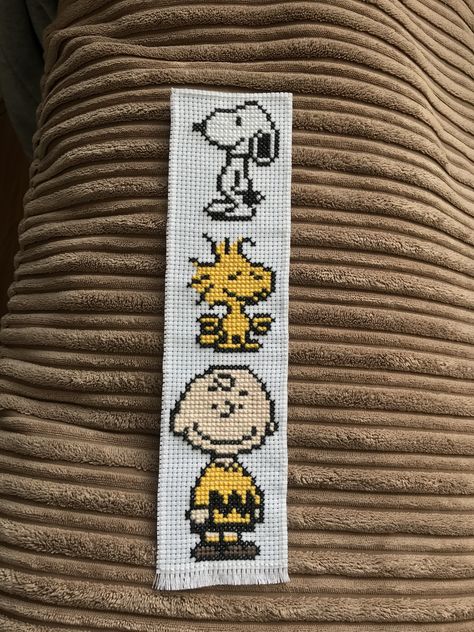 Cross Stitch Snoopy, Snoopy Cross Stitch, Cross Stitch Necklace, Stitch Character, Bookmark Craft, Cross Stitch Books, Pola Kristik, Disney Cross Stitch, Cross Stitch Bookmarks