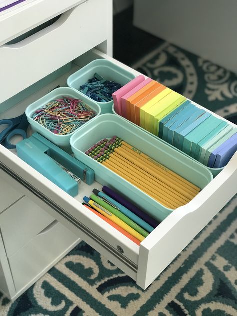 Desk Organization Ideas, Teacher Desk Organization, Desk Organisation, Room Organisation, Declutter And Organize, How To Declutter, Teacher Desk, Study Room Decor, Teacher Organization