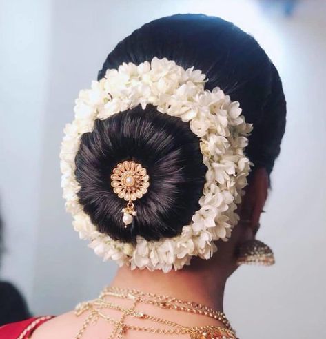 Baby Shower Hairstyles, Indian Bun Hairstyles, Hair Style On Saree, Bridal Hairstyle Indian Wedding, Sophisticated Hairstyles, Bridal Bun, Beautiful Buns, Extension Hair, Bridal Hair Buns
