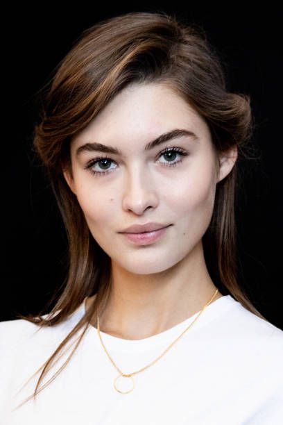 Grace Elizabeth Photoshoot, Elizabeth Grace, Selena Gomez Makeup, 2024 Aesthetic, Grace Elizabeth, Female Pose Reference, Model Face, Clean Girl, Female Poses