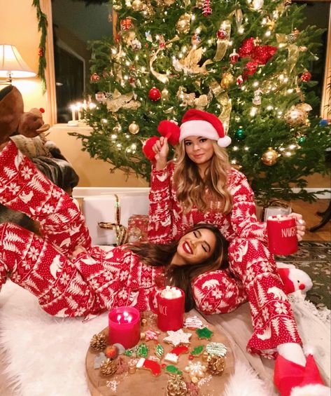 Natal, Friendsmas Matching Pjs, Pijama Christmas Party Outfit, Christmas Pj Photoshoot Friends, Christmas Pyjamas Photoshoot, Friends Matching Christmas Pjs, Christmas Party Pajamas, Christmas Pajamas Photoshoot Friends, Christmas Pyjamas Friends