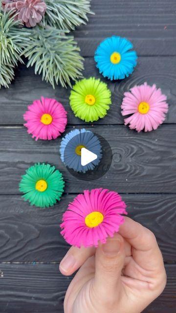 Color Paper Flowers How To Make, Color Paper Flowers, Construction Paper Projects For Kids, Paper Flowers Diy Easy For Kids, Craft Flowers Paper Decoration, Sticky Note Flowers, Quick And Easy Crafts For Kids, Easy Flower Crafts For Kids, Paper Flower Crafts For Kids