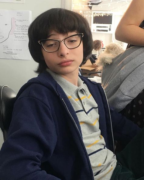 Stranger Things Season 3 Behind the Scenes with Finn Wolfhard, Mike Wheeler El Season 2 Stranger Things, Stranger Things Rares, Stranger Things Season 2 Poster, Jack Finn, Tapeta Harry Potter, Mike Wheeler, Stranger Things Mike, Finn Stranger Things, Stranger Things Season 3