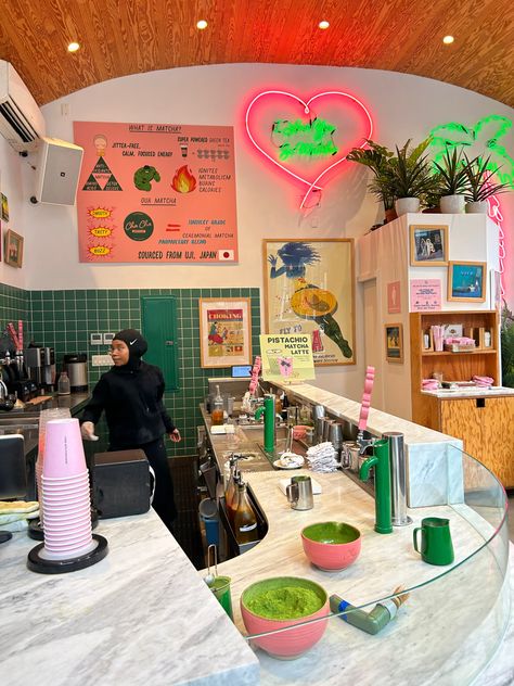 Funky Cafe Interior, Cafeterias Vintage Aesthetic, 70s Coffee Shop, Breakfast Cafe Aesthetic, Cafe Aesthetic Interior Design, Acai Shop, Cafeteria Vintage, Cocktail Bar Interior, Fuel Bar