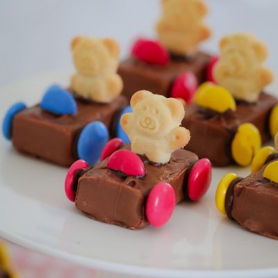 Tiny Teddy Racing Cars made with Milky Ways, Smarties and Tiny Teddies, these quick and easy cars are always a hit! Kids Party Food Easy, Easy Kids Party, 4de Verjaardag, Tiny Teddies, Kids Treat, Kids Party Food, Birthday Party Food, Baking With Kids, Birthday Food