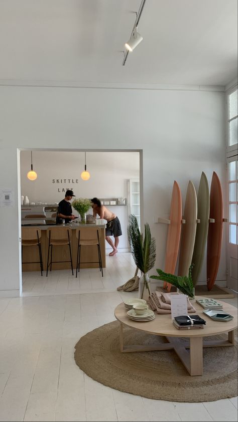 Interior Design Surf Style, Surfing House Aesthetic, Surf Modern Interior, Surf Fin Decor, Surfboard In Living Room, Scandinavian Surf Interior, Surfboard Living Room, Living Room Surf Style, Surf Chic Decor