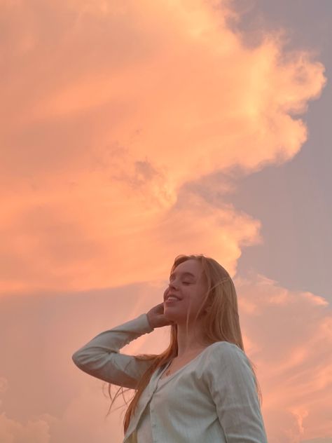 Pink sunset sage green sky background picture inspo outfit ideas sun Sunrise Photography, Sunrise Photography People, Sunset Person, Sunset Photography People, Sunset Senior Pictures, Headshot Poses, Pastel Sunset, Portrait Background, Pink Sunset