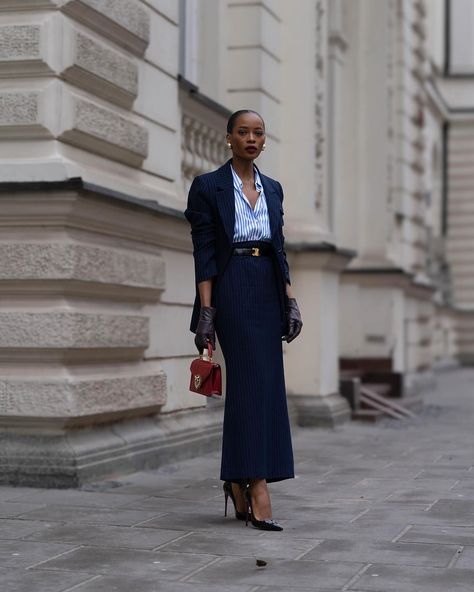 Immersed in the beauty of this outfit @lichi_brand ❤️ Photo by @yury_burnevich | Instagram Maxi Skirt Outfits, Preppy Wardrobe, Flare Maxi Skirt, Business Professional Outfits, Smart Casual Women, Classy Outfits For Women, Elegant Outfit Classy, Look Formal, Estilo Chic