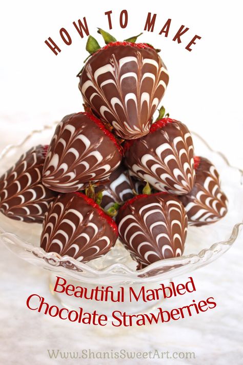 How to make beautiful marbled chocolate dipped strawberries via @shanissweetart Snacks Bouquet, Ideas For Snacks, Bouquet Chocolate, Marbled Chocolate, Chocolate Covered Strawberry Recipe, Chocolate Covered Strawberries Bouquet, Chocolate Covered Fruit, Dipped Strawberries, Chocolate Dipped Strawberries