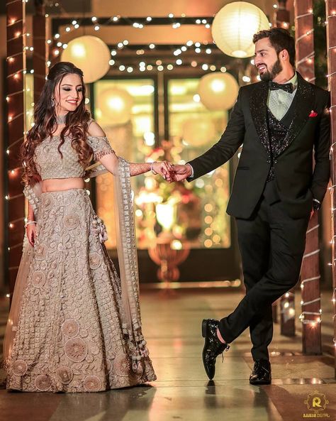 Couple Poses In Lehenga, Photo Pose For Bride, Lehenga Couple Poses, Indian Engagement Poses, Groom Poses Photography, Photo Poses For Couples Wedding Photography, Engejment Couple Pic, Couple Poses For Wedding, Engagement Poses For Couple