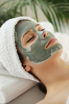 Free Photo | Young woman at spa salon with cosmetic mask on face. high angle photo Skin Care Routine For Teens, Clear Skin Routine, Beauty Treatments Skin Care, Skin Care Pictures, Make Up Palette, Spa Facial, Skin Care Masks, Best Skin Care Routine, Clear Skin Tips