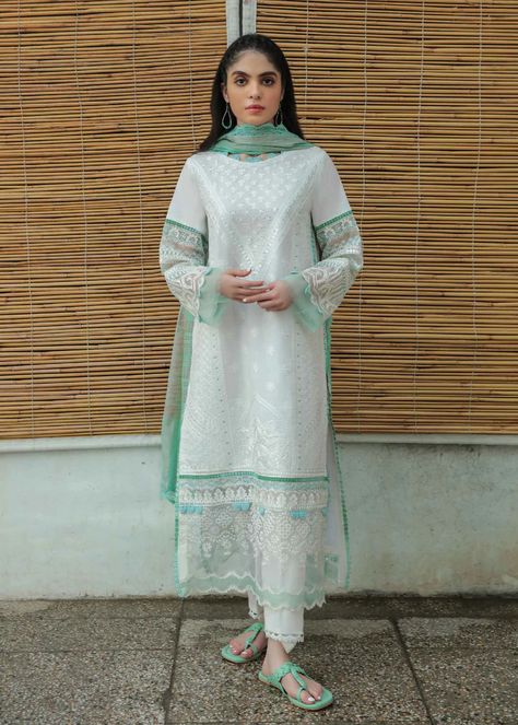 Pakistani Pattern, Chicken Suit, Long Kurti Patterns, Chicken Dress, Best Designer Suits, Velvet Suits, Latest Dress Design, Kurti Patterns, Long Kurti