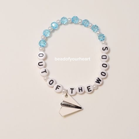 Friendship Bracelets Taylor Swift, Swiftie Bracelets, Seed Bead Jewelery, Eras Tour Friendship Bracelet, Taylor Swift Friendship Bracelet, Eras Bracelets, Swift Bracelets, Taylor Swift Party, Bracelet Inspo