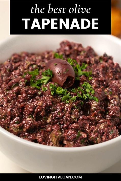 Salty, garlicky and insanely delicious olive tapenade. This simple recipe is made with kalamata olives and is packed with flavor. A total delight to your tastebuds! Kos, Olive Tepanade, Sandwich Dip, Olive Tapenade Recipe, Olive Appetizer, Gluten Free Recipes Appetizers, Olive Dip, Tapenade Recipe, Olive Spread