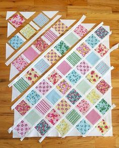 Baby quilt tutorial - perfect for using 5" charm squares. Learn a new quilting skill - how to sew together patchwork squares on point. Karpet Perca, Colchas Quilting, Patchwork Squares, Charm Square Quilt, Lattice Quilt, Baby Quilt Tutorials, Charm Pack Quilt, Charm Pack Quilts, Charm Squares