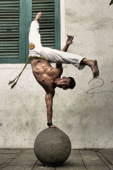Amazing Capoeira / Brazilian martial art that combines elements of dance acrobatics and music Elements Of Dance, Brazilian Martial Arts, Shaolin Kung Fu, Action Pose Reference, Pencak Silat, Anatomy Poses, Body Reference Poses, Human Poses Reference, Art Disney