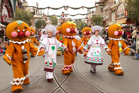 A Christmas Fantasy Parade: Candy Bakers and Gingerbread Natal, Disney Christmas Parade, Santa Claus Parade, Christmas Parade Floats, Xmas Costumes, Disney Parade, Disneyland Christmas, Thanksgiving Parade, Christmas Shoot