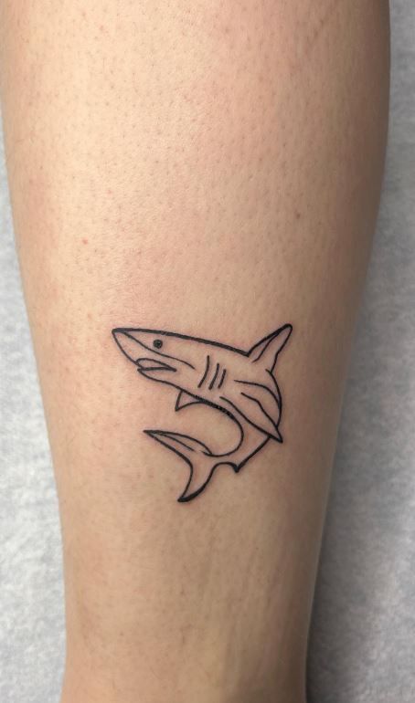 Simple Shark Tattoo, Small Shark Tattoo, Shark Tattoo Ideas, Hai Tattoo, Wörter Tattoos, Small Shark, Shark Tattoo, Handpoke Tattoo, Shark Tattoos