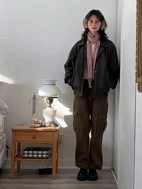 London Outfit Aesthetic Winter, Fashion Layered Outfits, Outfits To Wear In The Cold, Parka Outfit Aesthetic, Fall Outfit Layering, Winter Clothes Layering, Vintage Layering Outfits, Layering Spring Outfits, Layers Winter Outfits