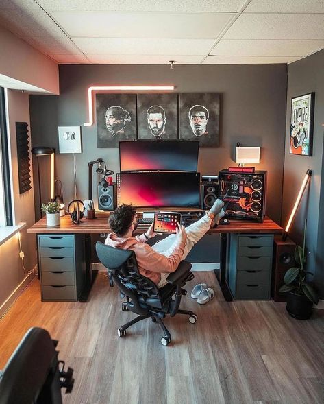 30 Most Relaxing Desk Setup Ideas You Should Check Gamer Living Room, Gaming Setup Bedroom, Tech Home Office, Desk Setup Ideas, Gamer Bedroom, Interior Kantor, Home Music Rooms, Home Office Layout, Contemporary Seating