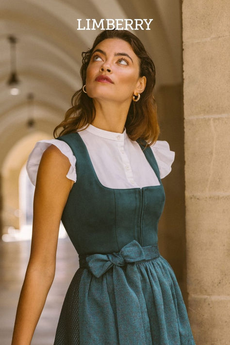 Dirndl in Petrol für dein Frühlingsfest 2024: Tauche ein in die Welt der Eleganz mit unserem Dirndl “Julie Dark Teal”  aus hochwertigem Velours. Entdecke jetzt auf www.limberry.de. unsere neue Kollektion “Sublime” und lass dich verzaubern.  #dirndl #frühlingsfest #velours #dirndlliebe #damentrachten #tracht #trachtentrends #petrol #limberry 2024 Summer Trends, Modern Dirndl, Forest Vintage, Summer Suit, Summer Suits, Mein Style, Dark Teal, Summer Trends, Black Forest