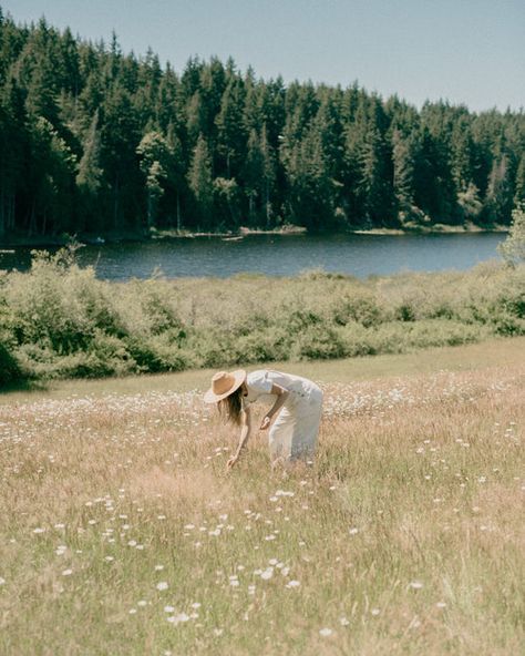 Kelly Brown, Flower Picks, Picking Flowers, Cottagecore Aesthetic, Slow Life, Foto Inspiration, 인물 사진, Slow Living, Nature Aesthetic