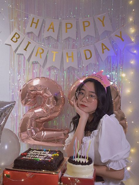 Bday Poses At Home, Birthday Inspo Pics At Home, 18th Birthday Photoshoot Ideas At Home, Bday Aesthetics, Birthday Photoshoot Ideas At Home, At Home Birthday Photoshoot, Birthday Portraits, Happy Birthday Bestie, Birthday Decorations At Home