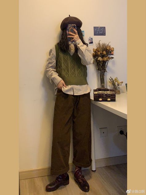 Cozy Coat Outfit, Aesthetic Winter Accessories, Winter Fashion 2023 Casual, Winter Outfit Aesthetic Vintage, Winter Aesthetic Outfit Vintage, Formal Autumn Outfit, Soft Grunge Spring Outfits, Autumn Vintage Outfit, Soft Vintage Outfits