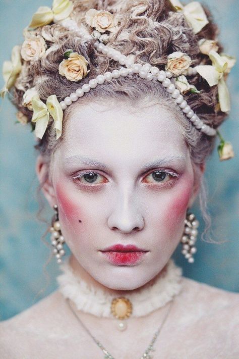 18th Century Makeup, Victorian Makeup, Historical Makeup, Marie Antoinette Costume, Fantasy Make-up, Pale Face, Theatre Makeup, Rococo Fashion, Looks Halloween