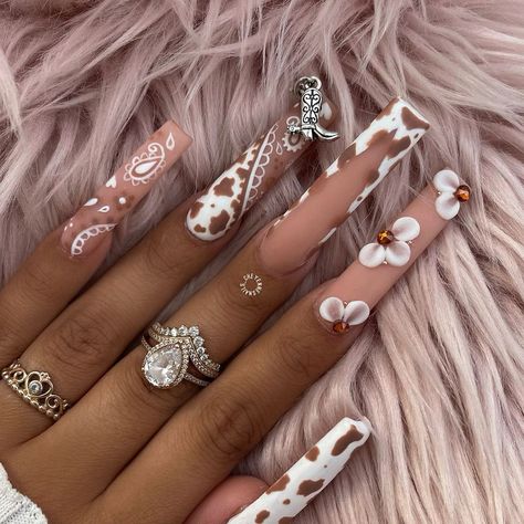 Rhinestone Cowgirl Nails, Cowgirl Nails Designs Westerns, Cowgirl Nail Designs, Vaquera Nails, Long Trendy Nails, Horse Nails, Cowboy Nails, Western Nails, Faster Horses