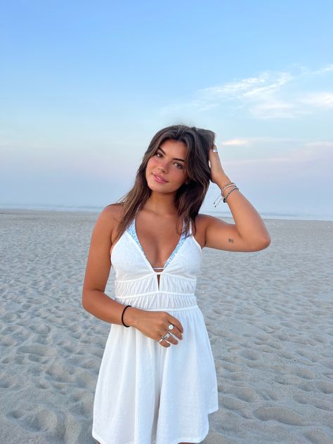 Beach Pictures Midsize, Cute Beach Pictures By Yourself, Beach Cover Up Outfit, Summer Pic Ideas, Vacation Poses, Steph Bohrer, Shooting Pose, Dress Poses, Beach Vacation Pictures