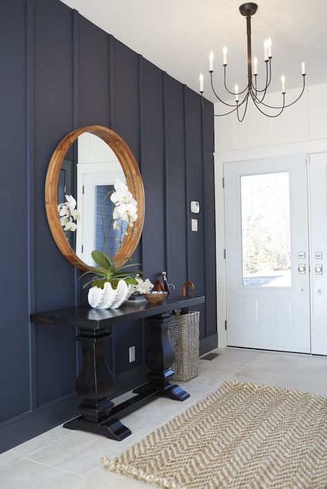 Wall panelling and a navy blue hue brings character to this entryway. Wall Paneling Ideas Living Room, Living Room Panelling, Hal Decor, Blue Accent Walls, Interior Vintage, Accent Walls In Living Room, Diy Casa, Design Del Prodotto, Blue Walls