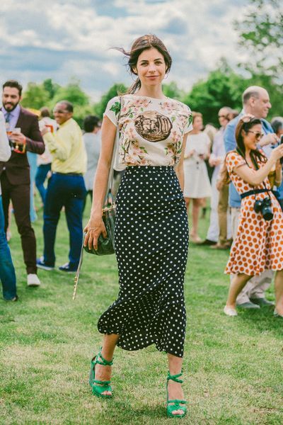 Pattern Mixing // #streetstyle Poka Dot Skirt, Polka Dot Scarf Outfit, How To Style Polka Dot Skirt, Green Polka Dot Skirt Outfit, Polka Dot Skirt Outfit Summer, Polka Dots Skirt Outfit, Polka Dot Midi Skirt Outfit, Black Polka Dot Skirt Outfit, Polka Dot Street Style