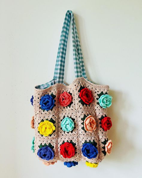🌸Happy week everyone!! Just me here saying hello with this cute flower granny square bag I finished last week!! . To make the granny square flowers I used the Rose Garden jacket pattern from @tscrochetdesign (Next project I am trying is the jacket!!). . For the lining I used a sage checkers cotton fabric and kind of improvised but I made a tutorial available on my Youtube channel if you want to sew how I did it!! . The bag is available on Etsy if you are interested, let me know in the comm... Crochet Flowers, Flower Granny Square, Happy Week, Granny Square Bag, Diy Crochet Projects, Bag Crochet, Jacket Pattern, Cozy Blankets, Diy Crochet