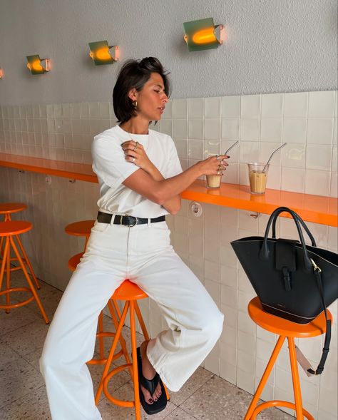 Outfit Inspo White Jeans, All White Jeans Outfit, White Jeans Street Style, Jean Outfits Summer, Off White Jeans Outfit, White Jeans Summer Outfit, White Mom Jeans Outfit, Summer Outfit Jeans, White Jean Outfits