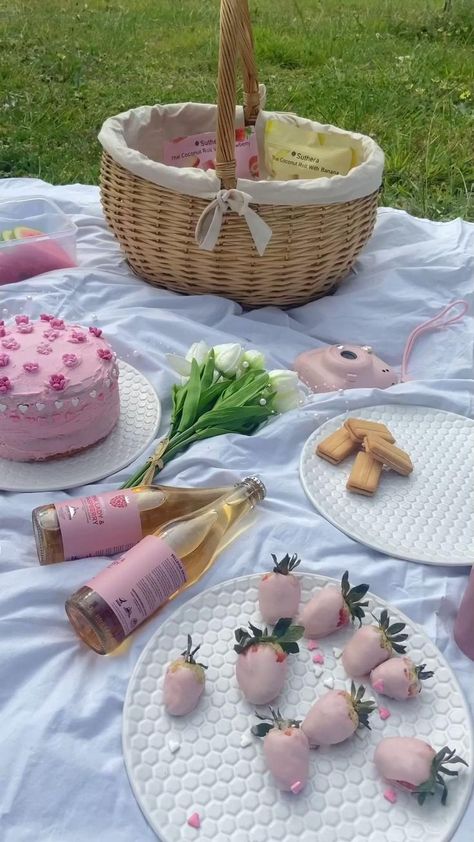 Kawaii Picnic Food, Cute Picnic Snacks, Valentine Day Picnic Ideas, Picnic Boho Party, Acnh Pink Picnic Blanket, Birthday Picnic Simple, Picknick Birthday Ideas, Spring Picnic Party, Tea Party Picnic Ideas