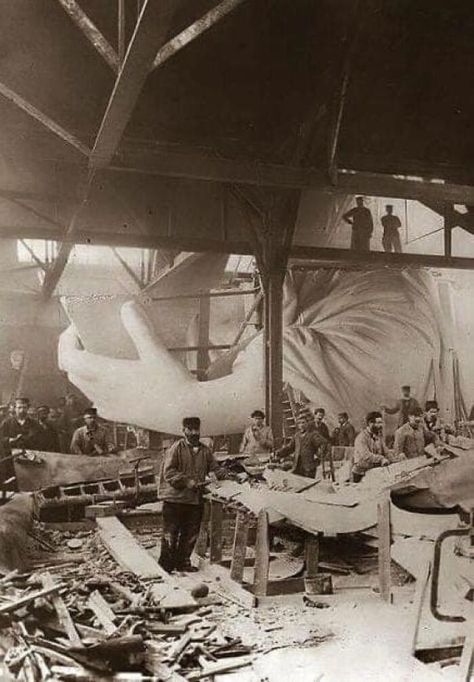 50 Important Historical Photos That Might Change Your Perspective On Things, As Shared By This Facebook Page Vintage New York, Photographie New York, Liberty Statue, Vintage Statues, The Statue Of Liberty, Lady Liberty, Paris Photo, Foto Vintage, History Photos