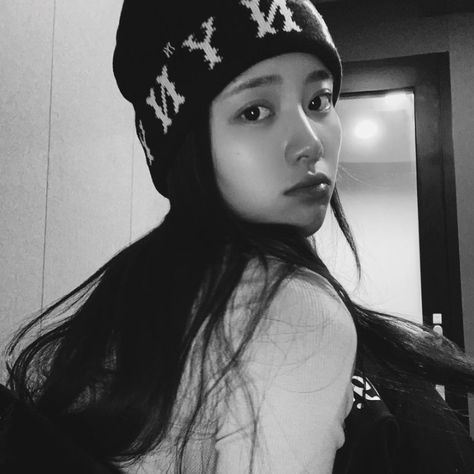 shen xiaoting icons pfp selca lq kpop kep1er girls planet 999 black and white White Hair, Kpop Kiss, Xiaoting Kep1er, Kep1er Xiaoting, Pretty Females, Anime Girlxgirl, Blackpink Photos, Girl Icons, Kpop Idol