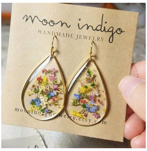 Resin Pins, Floral Confetti, Resin Dried Flowers, Flower In Resin, Pressed Flower Crafts, Flower Resin Jewelry, Floral Resin, Resin Jewelry Diy, Resin Ideas