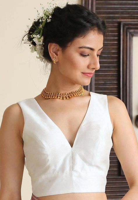 V Neck Half Sleeve Saree Blouse, Sleeveless White Blouse Designs, Blouse Piece Design, Necklace With V Neck Blouse, Sleeveless Indian Blouse, White Sleeveless Blouse Saree, White Sleeveless Blouse Designs, Sleeveless V Neck Blouse Designs, V Neck Blouse Sleeveless