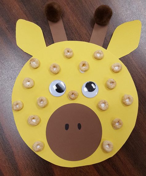 Giraffe Plate Craft, Prek Animal Crafts, Cheerio Arts And Crafts, Crafts With Cheerios, Cheerio Giraffe Craft, Jungle Animal Art For Toddlers, Baby Animals Art Preschool, Paper Plate Giraffe Craft, Zoo Animals Crafts For Infants