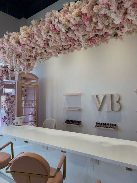 Makeup Salon Aesthetic, Makeup Artist Room Decor, Makeup Artist Lifestyle, Makeup Studio Design, Makeup Artist Room, Pink Aesthetic Beauty, Fancy Salon, Beauty Studio Ideas, Artist Goals