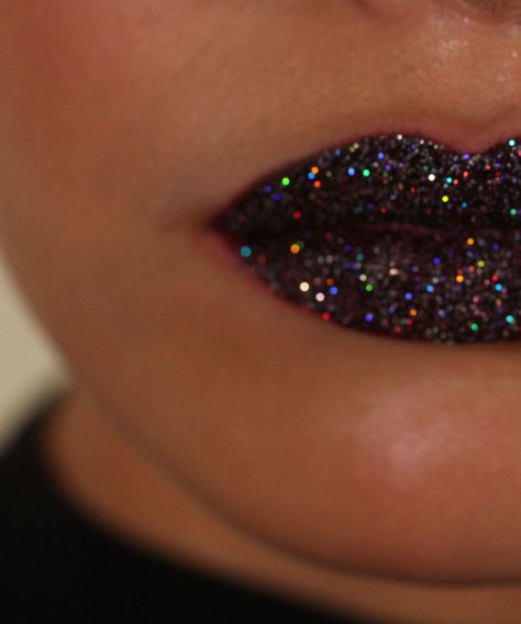 Glitter Lips Layer Lipstick Look Step By Step Guide | Get the perfect lip for your next disco night! #refinery29 http://www.refinery29.com/glitter-lips-lipstick-tutorial Bejeweled Makeup, Lipstick Looks, Disco Makeup, Nye Makeup, Lipstick Tattoos, Sparkle Lips, Tint Lipstick, Glitter Makeup Looks, Lip Art Makeup