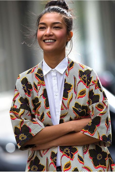 A Polished Way To Wear A Kimono-Style Jacket Inspired Outfits, Kimono Style Jacket, 일본 패션, Afrikaanse Mode, Ținută Casual, Looks Street Style, Kimono Jacket, 여자 패션, Mode Inspiration