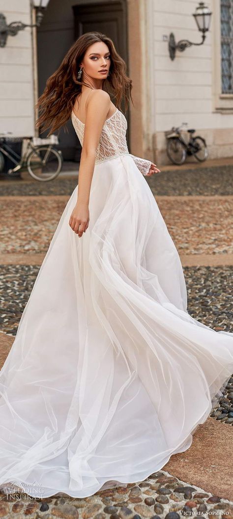 Fashion Dresses Photoshoot, Wedding Dress Poses The Bride, Gowns Dresses Poses, Wedding Gown Poses Photography, Gown Dress Pose, Long Gown Poses Photography, Wedding Dress Model Poses, Pose With Gown Dress, How To Pose In Ball Gown